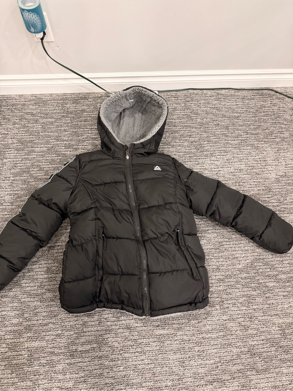 Reebok approx. S Men’s or women’s M Black Puffer Jacket with Sherpa Lined Hood